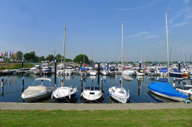 Liegeplätze im Yachthafen Hatenboer